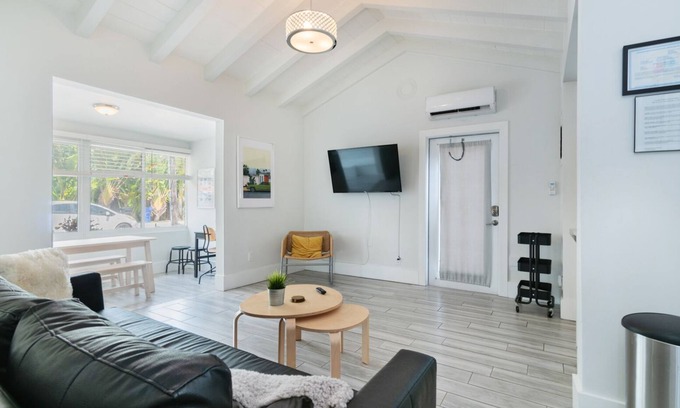 Harbordale House | Close to beach-Downtown-Airport-Whole apt