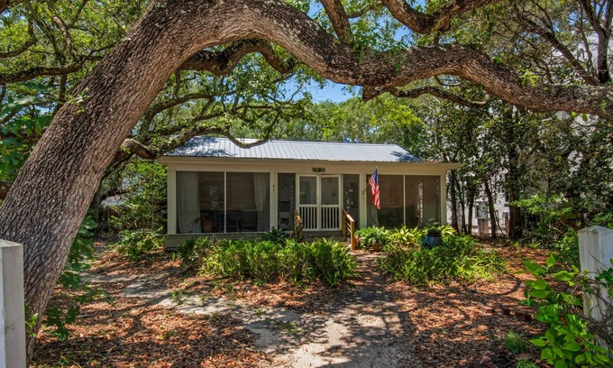 Seagrove Beach House | Close to Beach & Seaside, Vintage Cottage + Free Attraction Tickets!