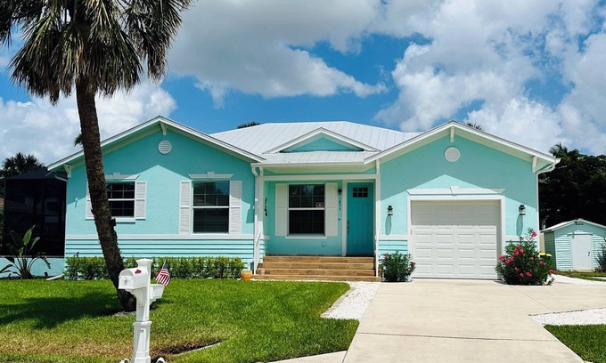 Naples House | Close to beaches, Boaters Paradise, Pickleball, Spa, Free Wifi! At Naples Bay