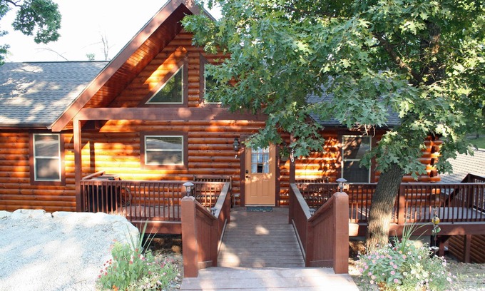 Branson Cedars Cabin | Close to Big Cedar Lodge & Thunder Ridge, 12 min to Branson Strip, Hot Tub, WIFI