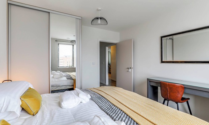 Custom House Apartment | Close to Canning Town Station, O2 Arena, Excel Centre & London City Airport.n