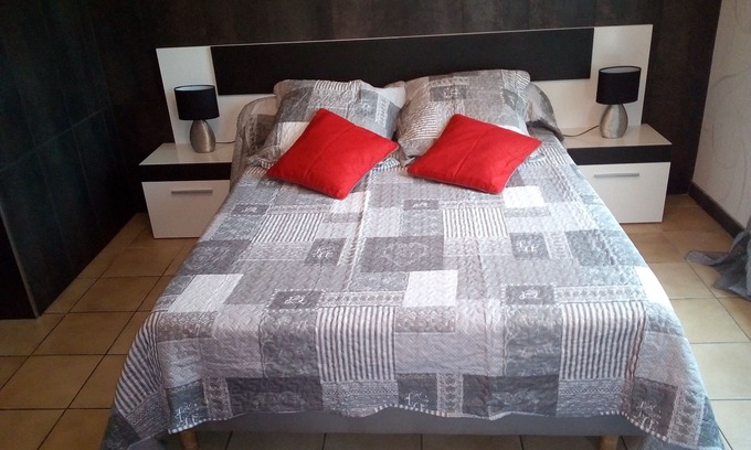 Clodion-Torcatis Villa | Close to center, comfort room in air-conditioned villa sauna, billiard, garden