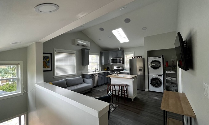 Hawthorne Hills Apartment | Close to Children's hospital, parks, trails and UW, 1 bed/1 bath