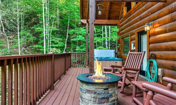 Gatlinburg - Pigeon Forge Cabin | Close to Dollywood! Private! Hot tub, gas fire pit!