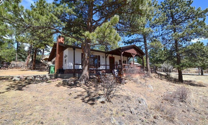 Estes Park Cabin | Close to Downtown Estes Park, RMNP, Hot Tub, Activity Shed! Far View Cabin