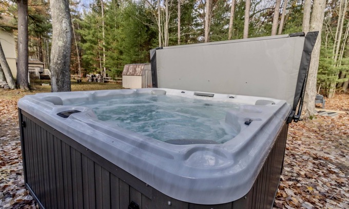 Traverse City House | Close to Downtown with Hot Tub