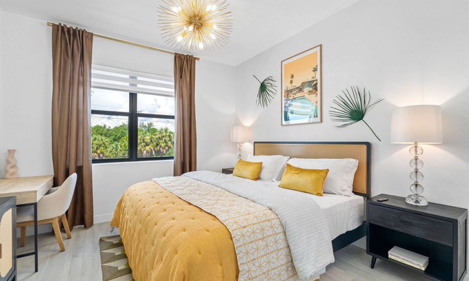 Pinecrest West Park House | Close to DT Tampa~Newly Designed Town Home