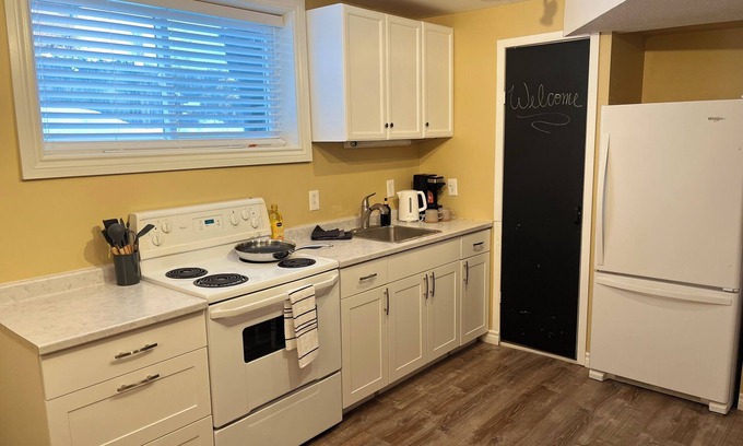 Collingwood House | Close to everything, walk downtown Cwood or the beach, 15 mins to Blue, Sleeps 4