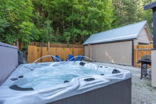 Wallace House | Close to Hiawatha Tr and Biking with HOT TUB
