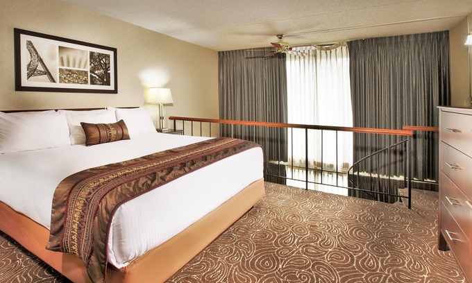 Wilburton Hotel | Close to Local Hospital! Spacious Room, Pool & Parking! Near Bellevue Square!