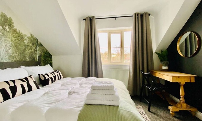 Liversedge House | Close to M62 Smart TV Parking and Pets Stay Free