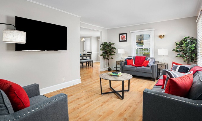 White Plains House | Close to NYC-Walk to Train-Private 3BR House-Driveway Parking-White Plains Area