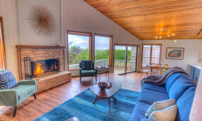 Waldport House | Close to Ocean!, Hot tub and Miles of Sandy Beach!