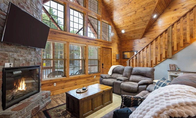 Reeds Spring House | Close to Outdoor Pool, Jetted Tub, Rustic Lodge!