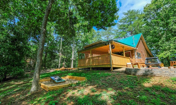 Sevierville Cabin | Close to Pigeon Forge, Private Putt Putt, Movie theatre, Mountain View and More
