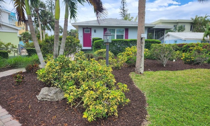 Siesta Key Village House | Close to Sarasota Beach/Pet Friendly