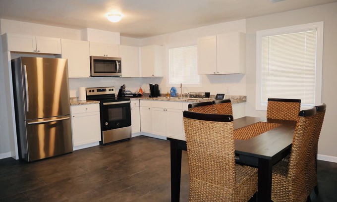 Country Club Estates House | Close to shopping center minutes away from downtown Brunswick as well as beaches