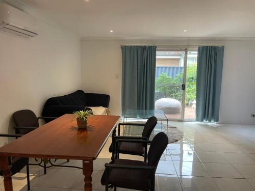 Belmont Apartment | Close to shops & airport