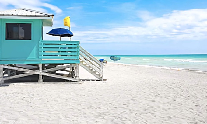Gulf Gate Estates House | Close to Siesta Key beach with a hot tub and a large garden