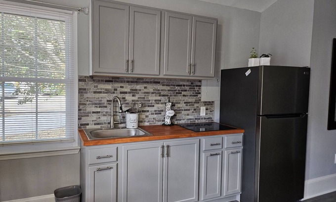 Riverdale Apartment | Close to the airport! Remodeled furnished 1 Bedroom suite with Kitchenette.