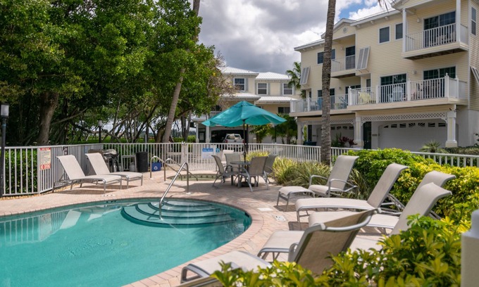 Bradenton Beach Condo | Close to the Beach With a Pool Bermuda Bay Club 1415