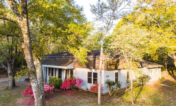 Long Beach House | Close to the beach! 3BR/2BA home, enjoy the bikes & pet friendly w fenced area