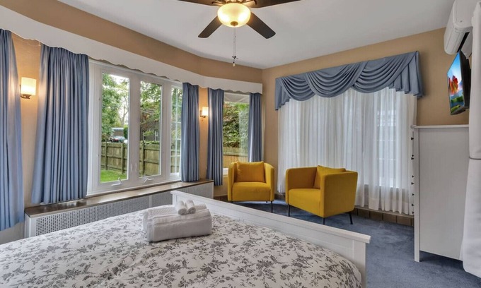 Downtown Niagara Falls House | *Close to the Falls*Big Historic Home*A/C*Parking*