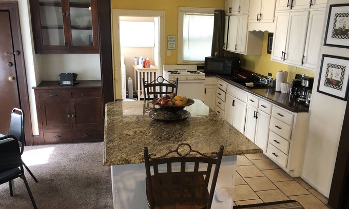 South Kansas City House | Close to the Research Hospital, the Zoo, and the sports stadiums.