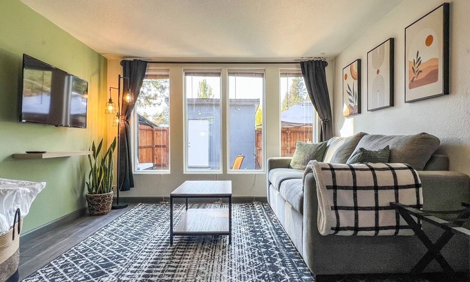 Republic House | Close to town Tiny Home with private back yard!