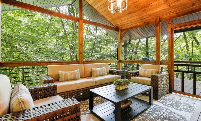 Berkeley Springs Cabin | CLOSE to town🌳Double Decker Screened Porches💦POOL 🥾Hike to Brewery🌟4 BED 4 BATH🌷