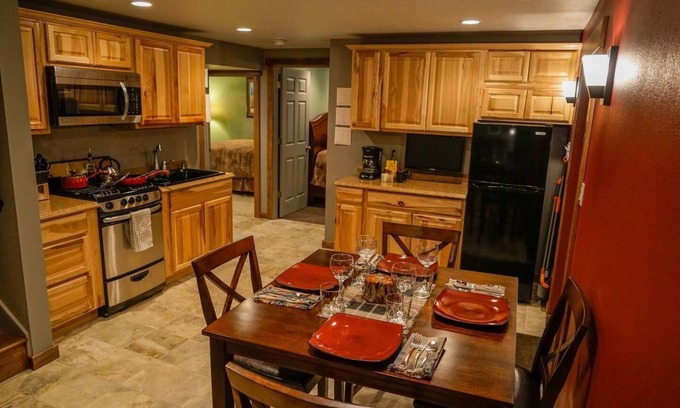 Missoula Apartment | Close to UM & Downtown. Refurbished 1350 sq ft w/Gym, Laundry, Kitchen, Patio.