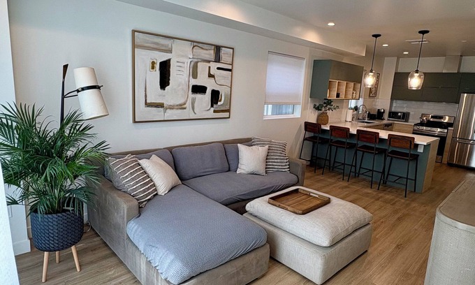 Sherman Oaks House | Close to Universal Studios Family friendly Townhouse!