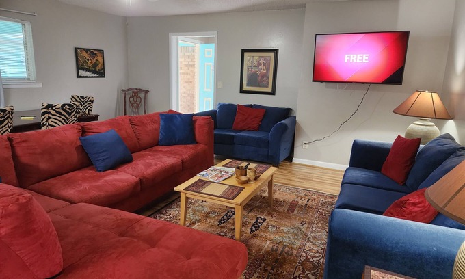 South Pensacola House | Close to Wahoos, Palafox Restaurants and Events.Visit Beaches and Blue Angels!