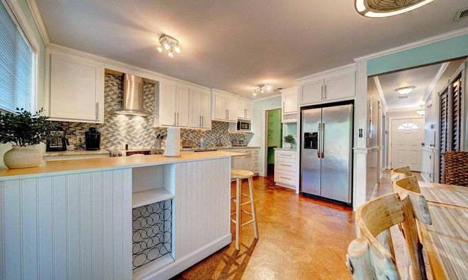 Holiday Beach House | Close2Beach-Snowbird Rates for Nov-Feb!