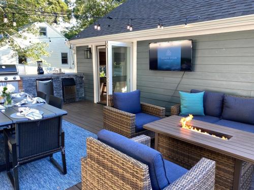 Dennis House | Close2beach, Speakeasybar,hottub, Petsok, Firepit