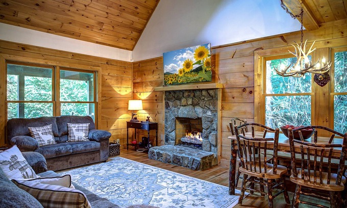 Blowing Rock House | Closest cabin to Tweetsie. BEST Blowing Rock Location! Hot tub & game room