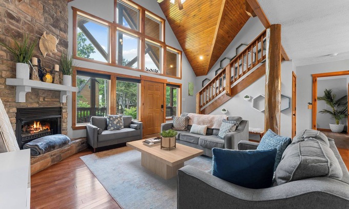 Indian Point Cabin | Closest to Indoor & Outdoor Pool + 4 Huge Suites + Stone's throw to SDC