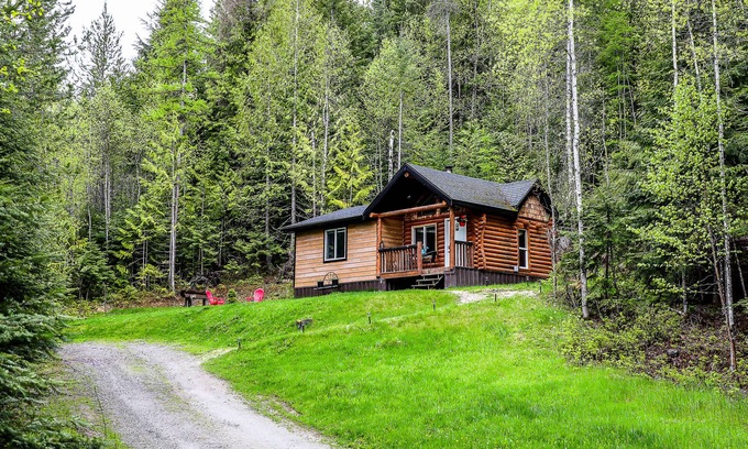 Creston Cabin | Cloud #9 Cabin — Cozy cabin w/hot tub!