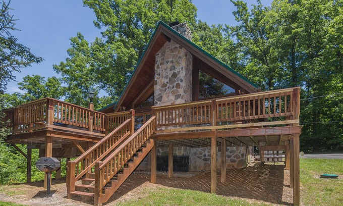 Gatlinburg - Pigeon Forge Cabin | Cloud Nine: Charming Mountain Cabin, Amazing Views! Now featuring a new bed!