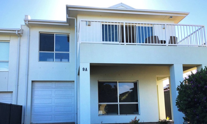 Hayborough House | Cloudbreak, Hayborough-Victor Harbor, seaviews, space for 2 families, beach 300m