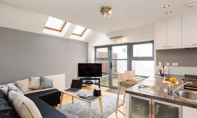 Splott House | Cloudstream Joy - Relax in the City | 2 Bed Duplex House w/Hot Tub