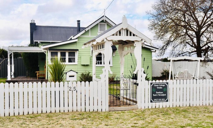 Uralla Bed & Breakfast | Clover Cottage Uralla