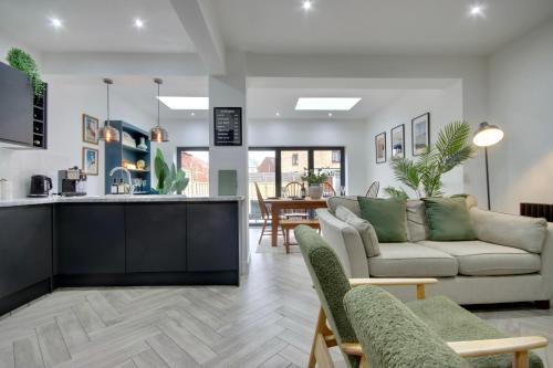 Portsmouth House | Clover lodge Portsmouth luxury home with off road free parking
