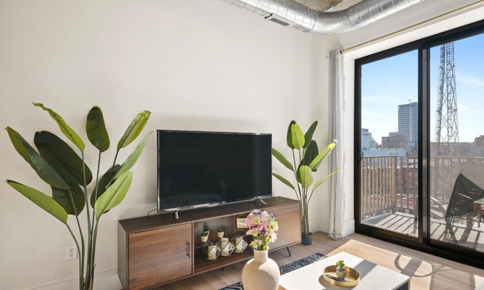 Northeast South Bend Apartment | Clover Luxury High-Rise DownTown South Bend
