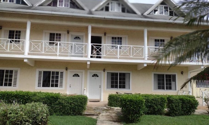 Runaway Bay Apartment | Club Caribbean Apartments