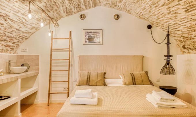 1st Arrondissement Apartment | CMG Marseille - Maison Pagnol