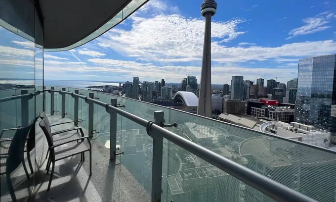 Toronto Entertainment District Condo | CN Tower, Union & Lakeview Condo+Free Parking