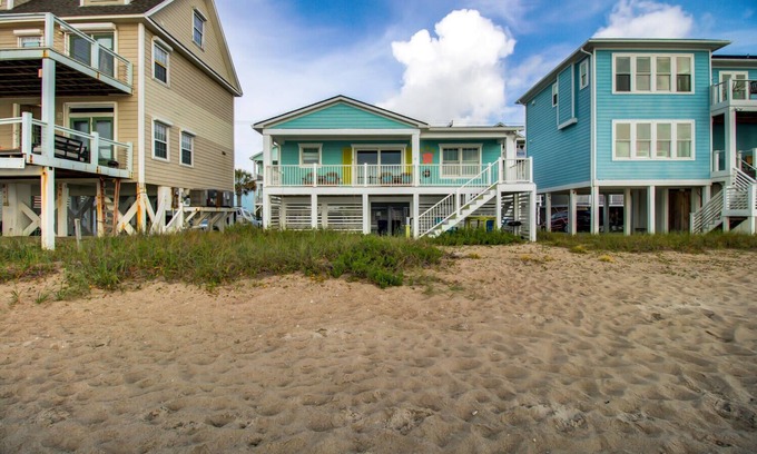 North Carolina Coast House | CN1702: Fort Knox: Adorable Oceanfront Home in Great Location in Carolina Beach