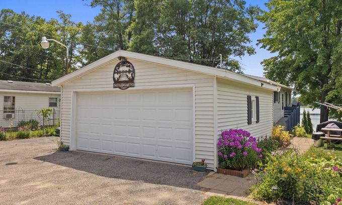 Coral House | Coady Lakefront Bliss - 4BR - Hot Tub - Boat - Kayak