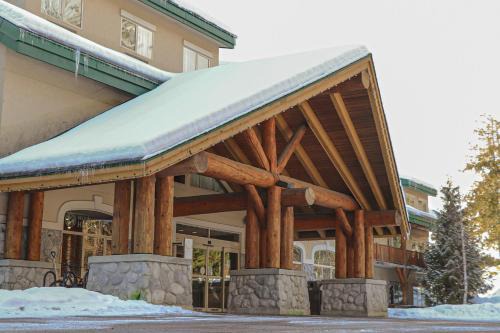 Revelstoke Hotel | Coast Hillcrest Hotel